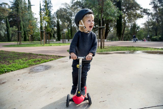 niño en patine con casco