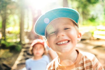 nino en campamento de verano con gorra