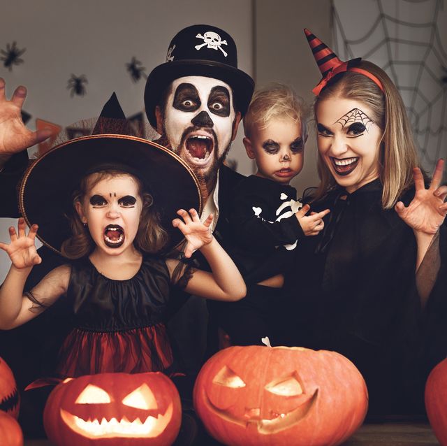 Fantasias de Halloween divertidas para a família  Family themed halloween  costumes, Family halloween costumes, Scary halloween costumes