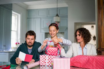 familia abriendo regalos de navidad