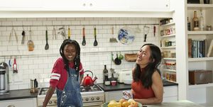 twee vrouwen lachend in keuken