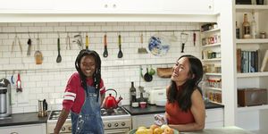 twee vrouwen lachen in de keuken