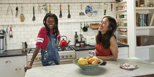 twee vrouwen lachen in de keuken