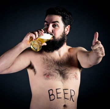 un hombre feliz bebiendo cerveza