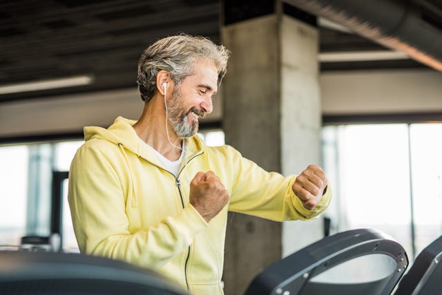 hombre en una la máquina más efectiva para quemar calorías