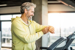 hombre en una cinta de correr