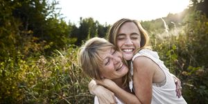 lachende moeder en dochter knuffelend