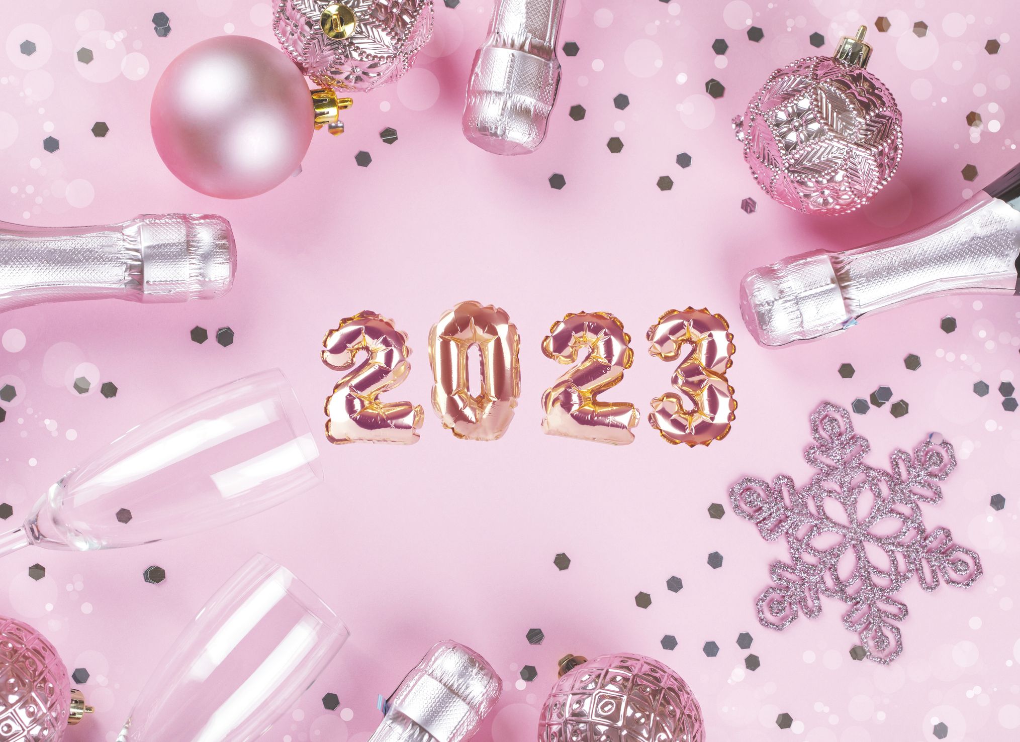 Nền hồng chúc mừng năm mới 2024 với số trắng trên hoa hồng: Đón chào năm mới 2024 với một nền hồng tuyệt đẹp và đầy ý nghĩa. Hình ảnh với những số trắng trên hoa hồng sẽ khiến cho không gian của bạn tràn đầy sự ấm áp, hạnh phúc và niềm vui.