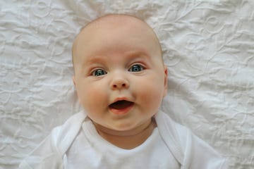 nina bebe sonriendo