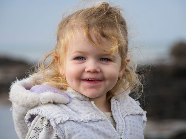 niña rubia feliz