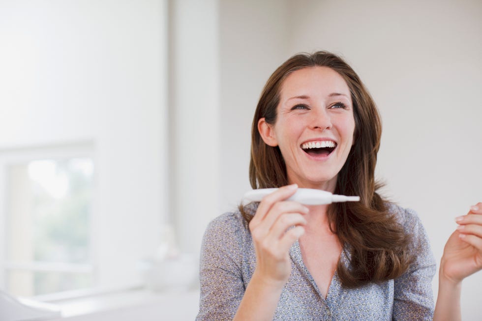 mujer embarazada feliz