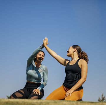twee vrouwen in sportkleding geven high five