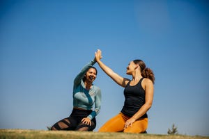 twee vrouwen in sportkleding geven high five