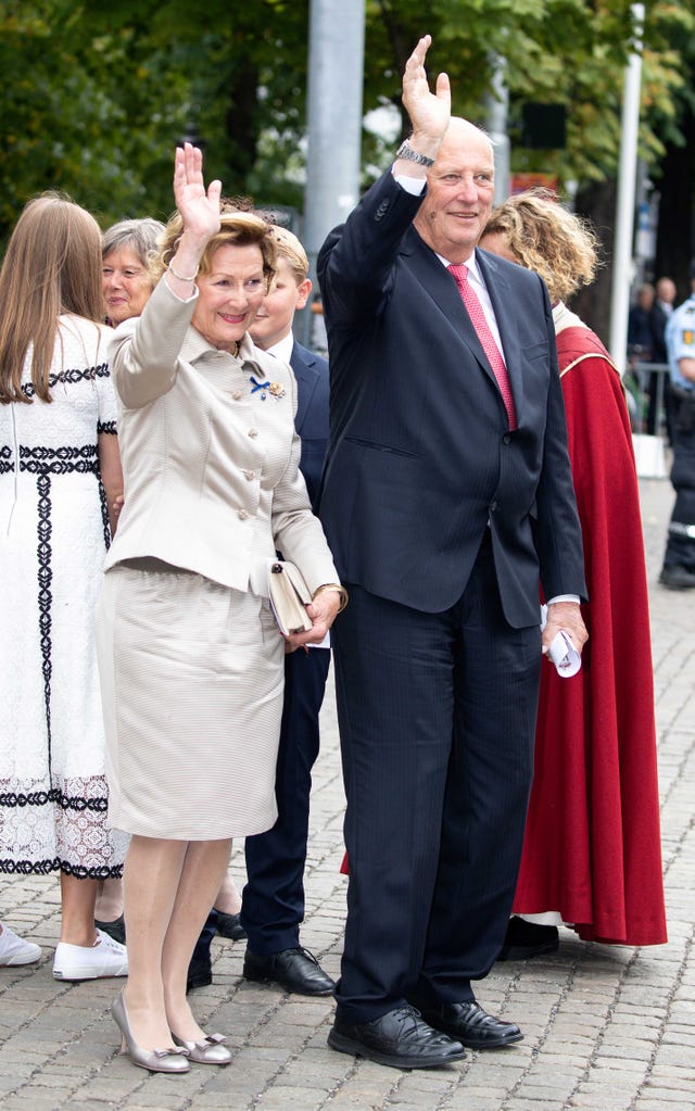 harald y sonia de noruega a su llegada a la catedral de oslo