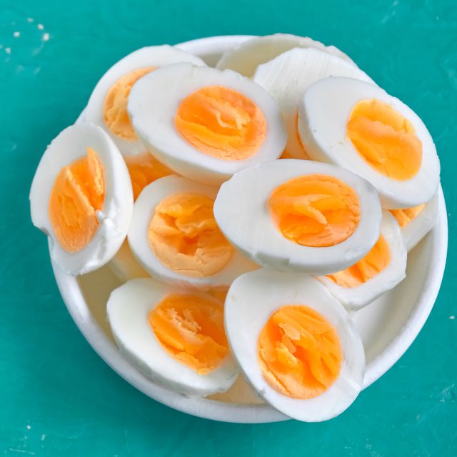 https://hips.hearstapps.com/hmg-prod/images/hard-boiled-egg-g-1143094447.jpg?crop=0.665xw:0.997xh;0.335xw,0&resize=640:*