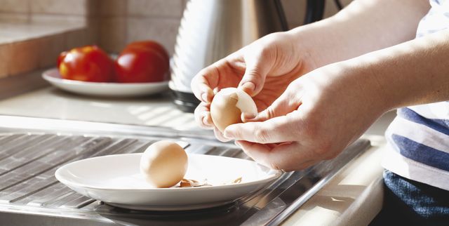 ゆで卵の殻を、つるんとキレイにむく方法｜ELLE gourmet [エル・グルメ]