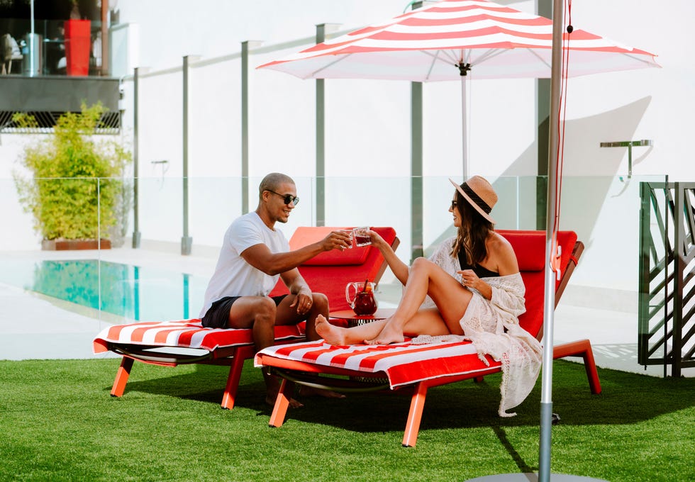 un pareja en unas hamacas de la terraza del hard rock hotel madrid