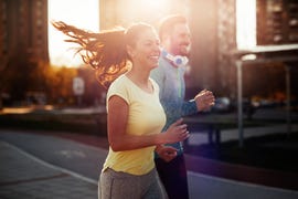 vrouw en man hardlopen