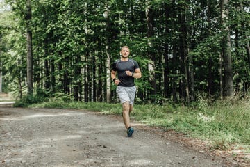 hardlopen door natuur man