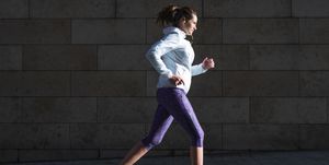vrouw hardlopen afvallen straat alleen