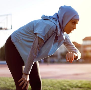 een vrouw is aan het hardlopen