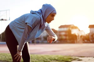 een vrouw is aan het hardlopen