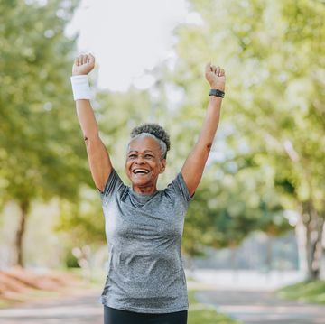 een vrouw is blij tijdens het hardlopen