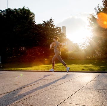 Hardlopen op lege maag: wel of niet verstandig? een vrouw loopt in de ochtend