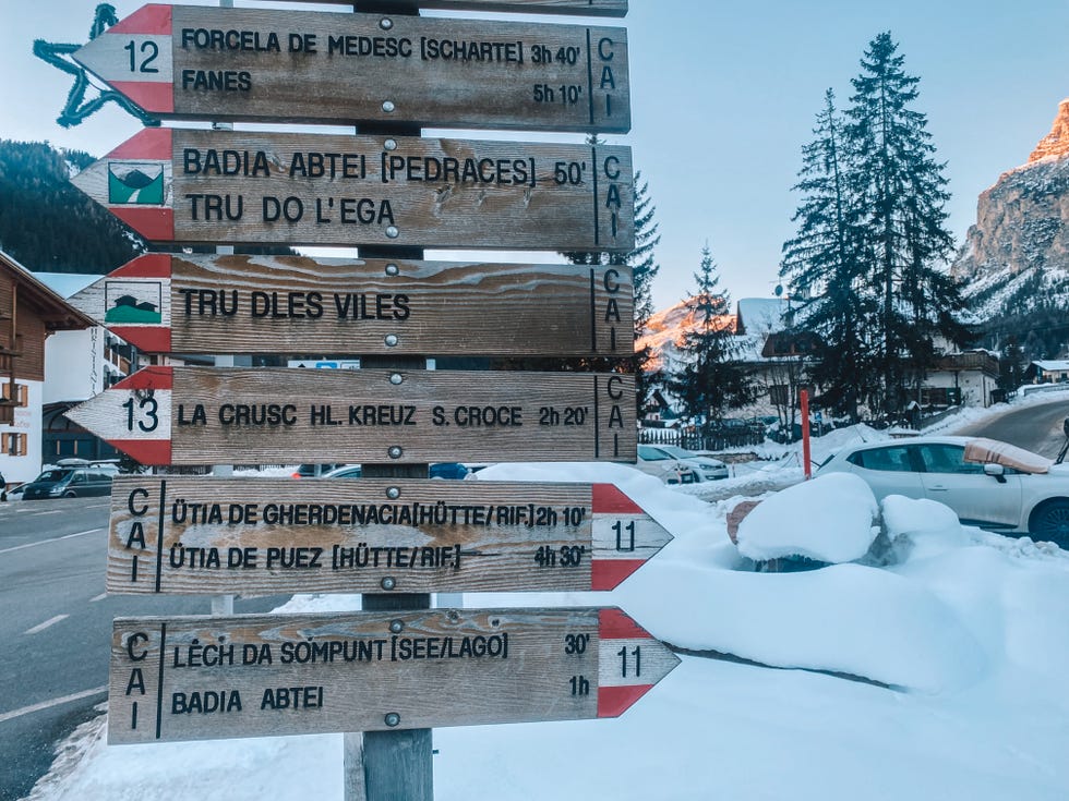 wandelroutes in de sneeuw in alta badia in de dolomieten