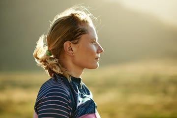 jonge vrouw kijkt in de verte