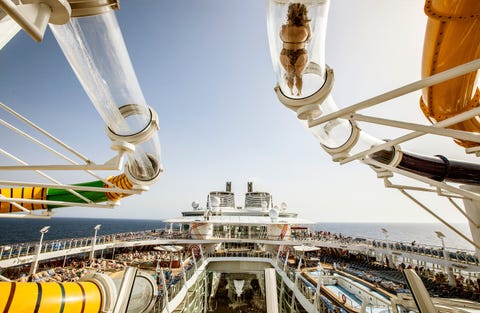 De Harmony of the Seas is voorzien van glijbanen over meerdere verdiepingen waaronder de grootste ter wereld op een schip