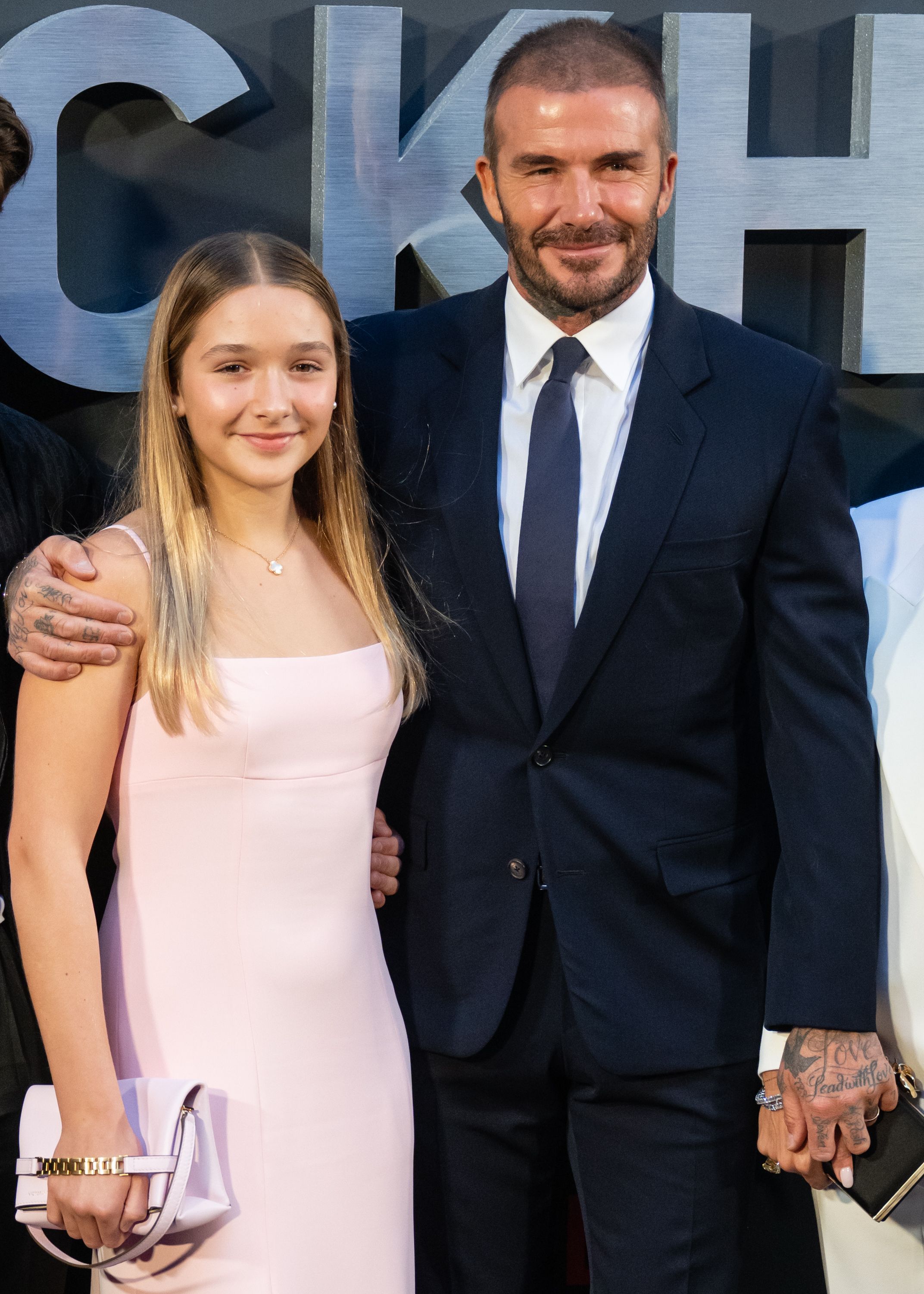 Harper Seven Con Vestido Lencero Para La Premiere Del Documental De   Harper Beckham And David Beckham Attend The Netflix Beckham News Photo 1696404272 