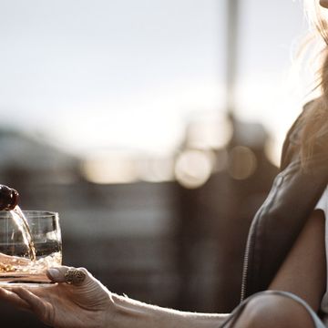 la imagen ilustra una mujer con un vaso de whisky para ilustrar un reportaje sobre razones para que una mujer beba ballantine's 10