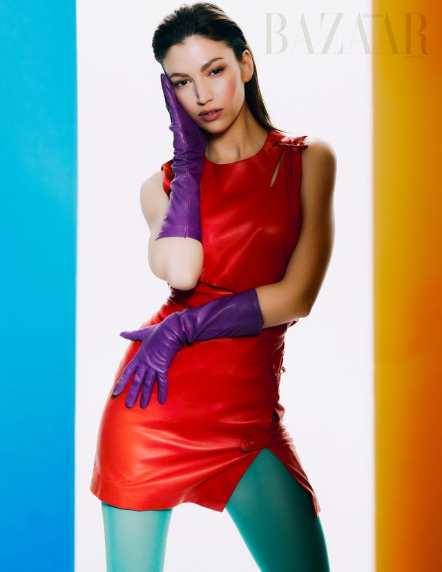 úrsula corberó, protagonista del número de febrero de harper's bazaar con un editorial de moda y una entrevista