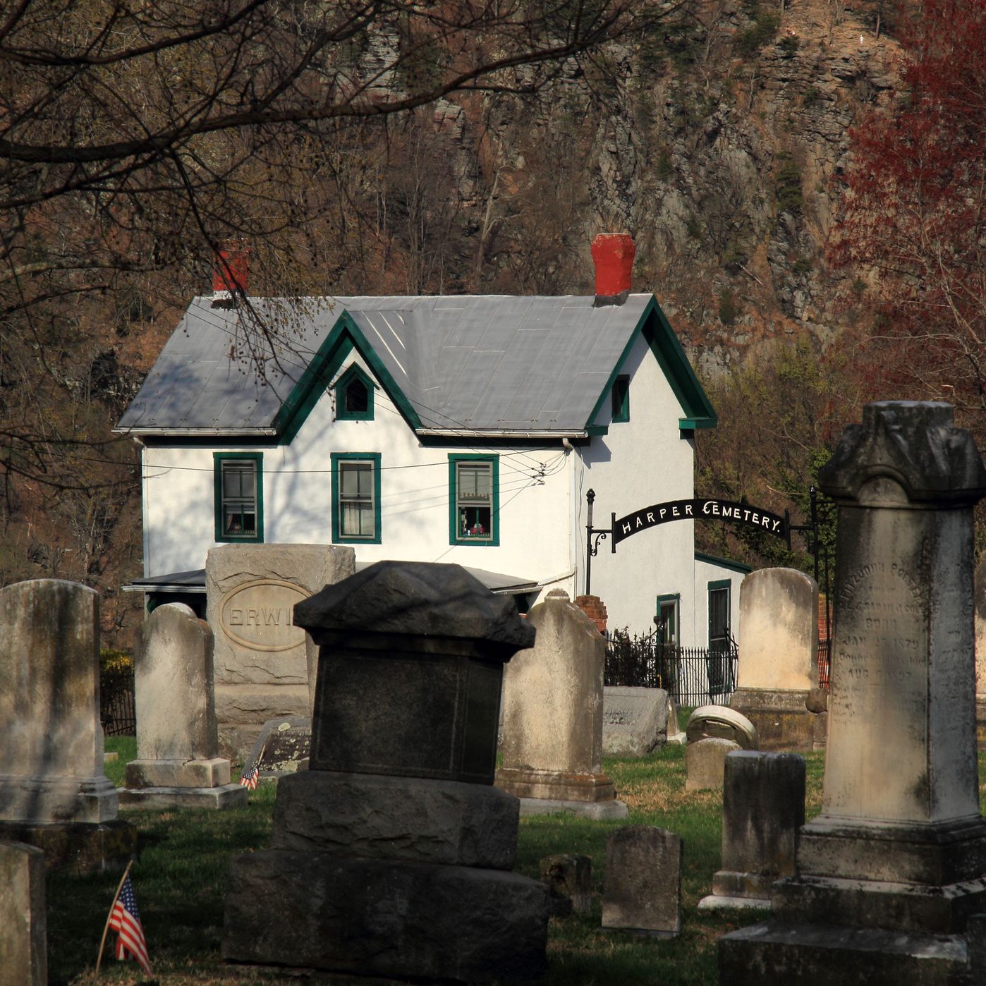 haunted house cemetery