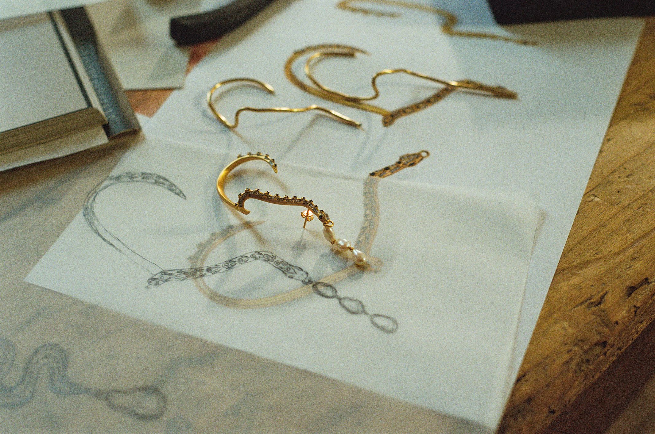 【MISSOMA】HARRIS REED ファインサーペントリング Harris Reed Fine Coiled Serpent Ring | 14ct Solid Gold