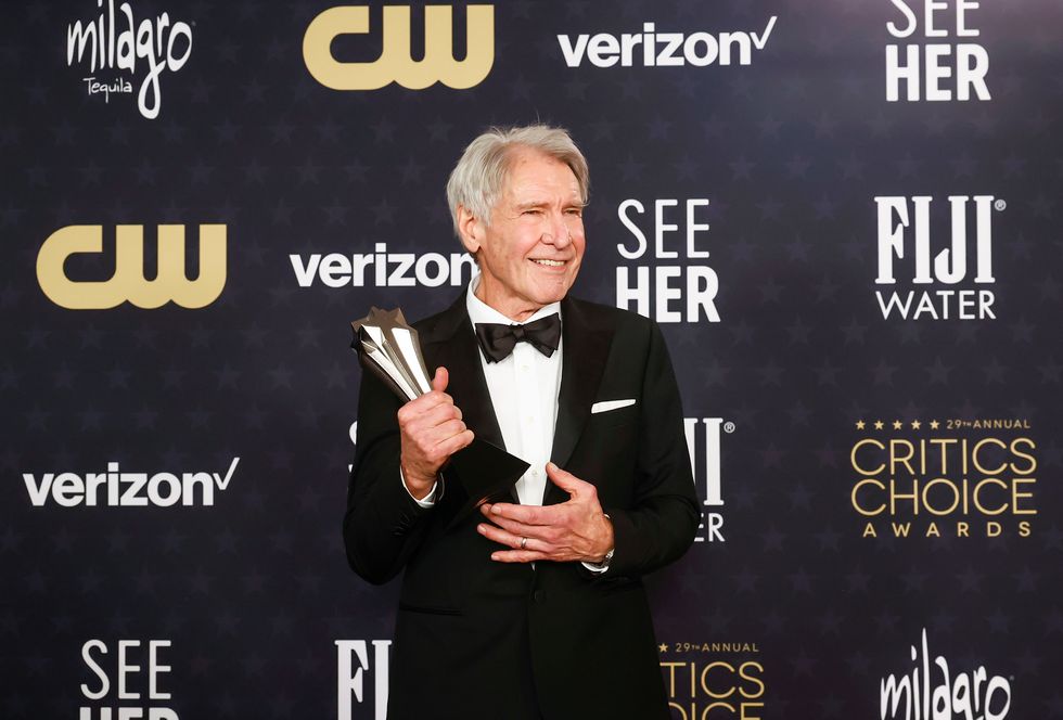 Harrison Ford mit seiner Auszeichnung für seine Karriereleistungen bei den Critics Choice Awards 2024