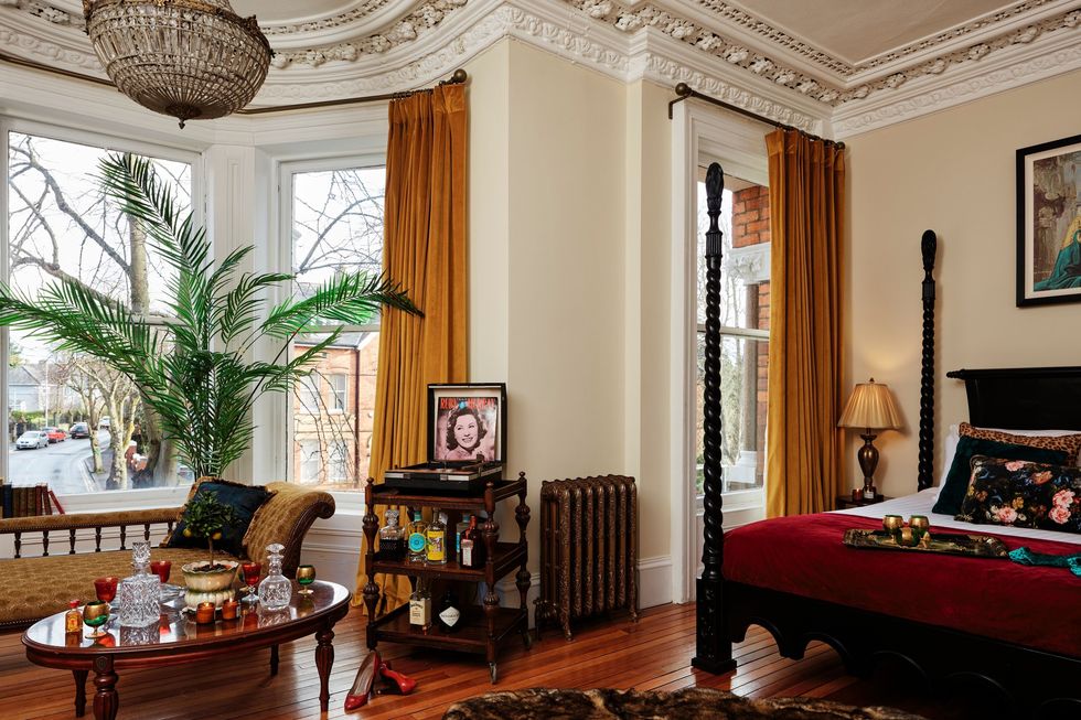 Het interieur van een suite van het Harrison Chambers of Distinction in Belfast bestaat onder meer uit Victoriaans antiek en luxueuze stoffen