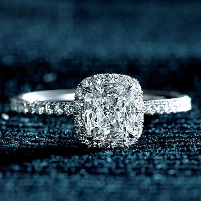 ハリー・ウィンストンのパヴェセッティングの婚約指輪の写真。