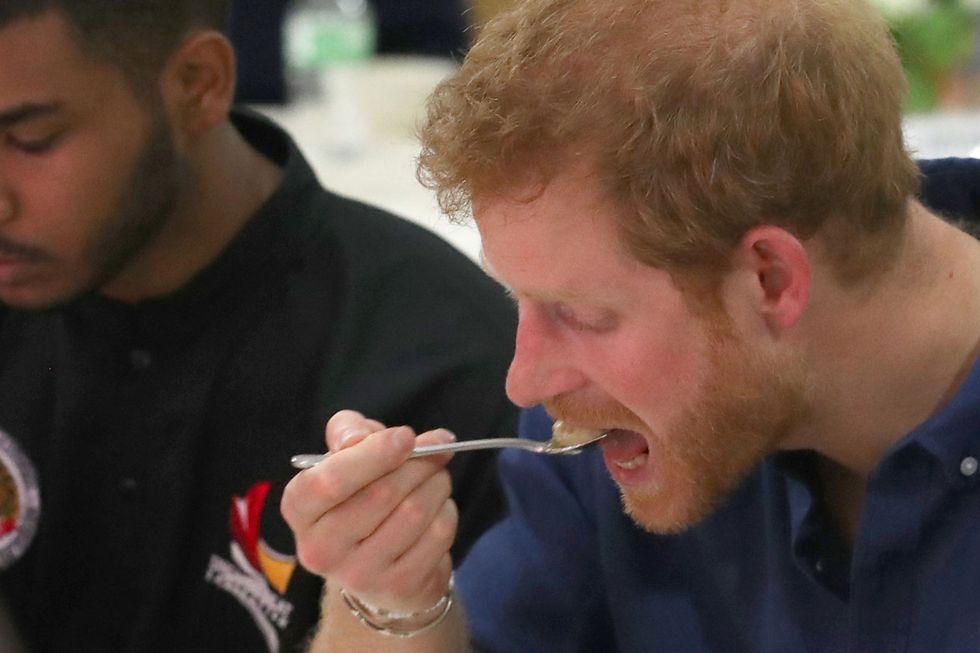 El príncipe Harry comiendo