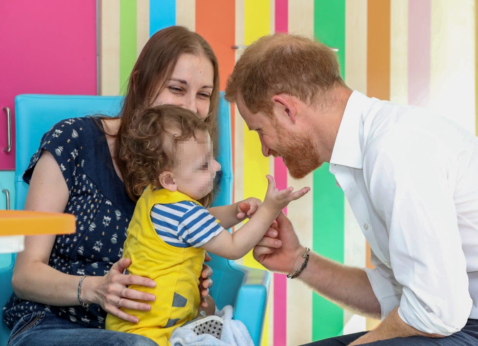 Príncipe Harry con niño hospital infantil