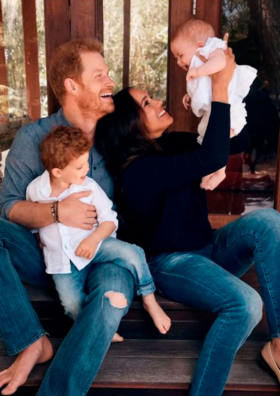 harry de inglaterra y meghan con sus hijos nos felicitan la navidad