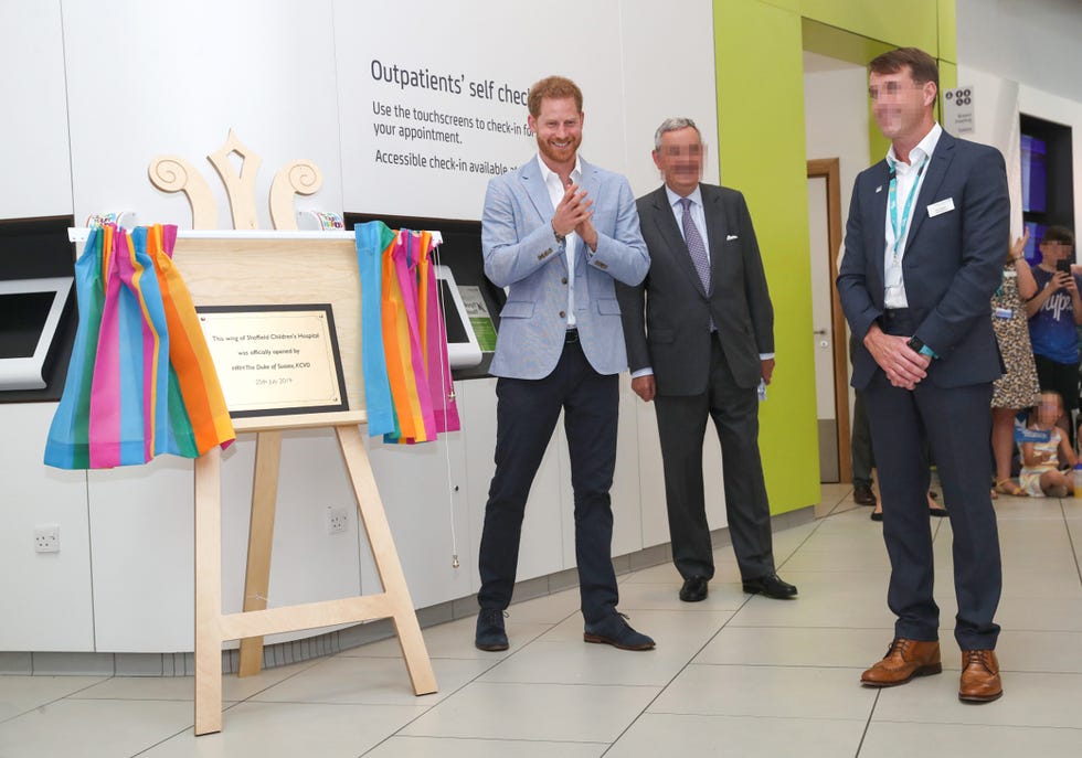 Príncipe Harry inaugura ala hospital infantil