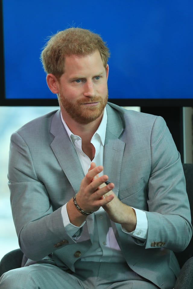harry de inglaterra explica sus vuelos privados en jet