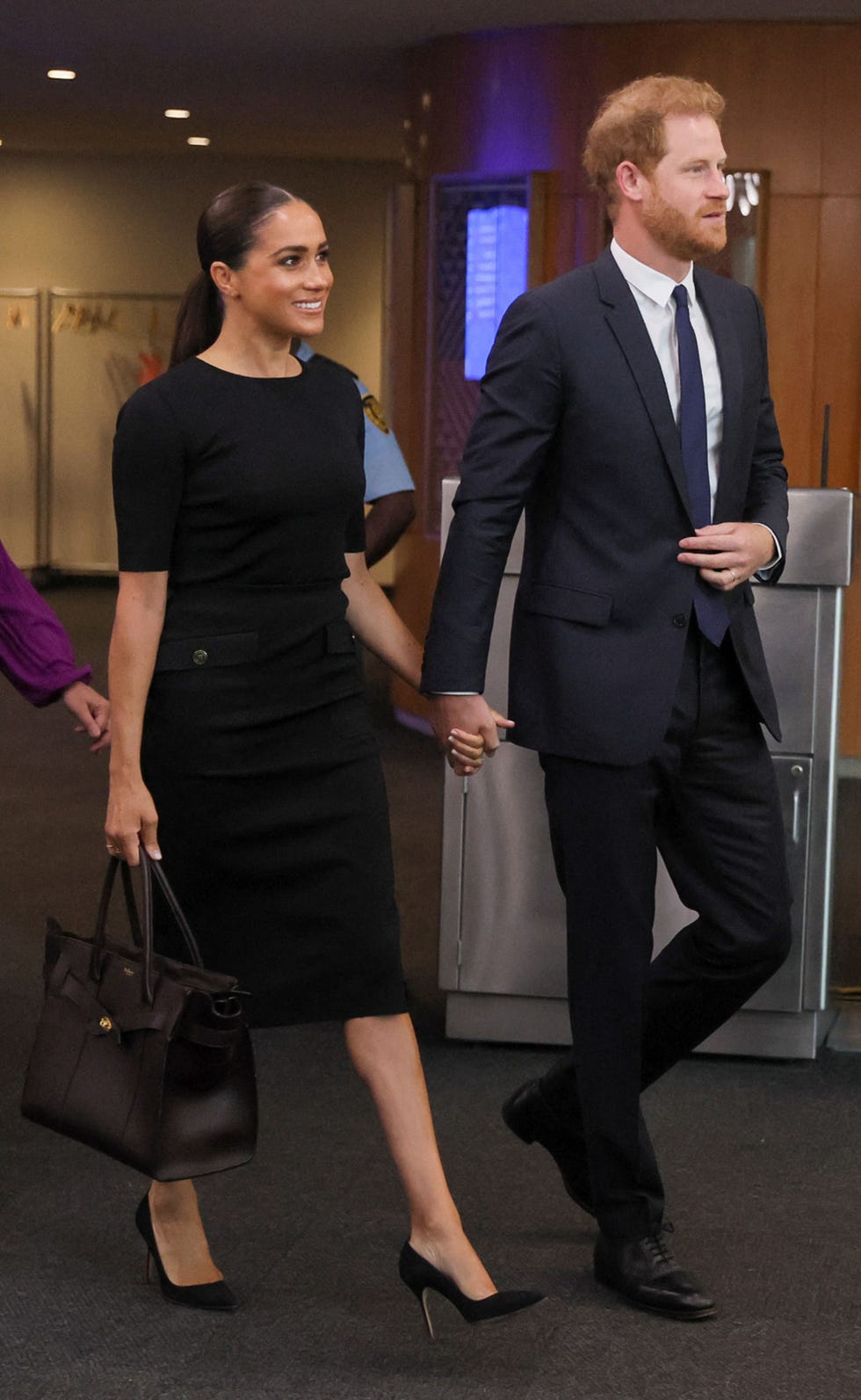 los duques de sussex cogidos de la mano