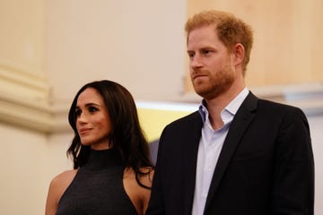 los duques de sussex serios en un acto publico