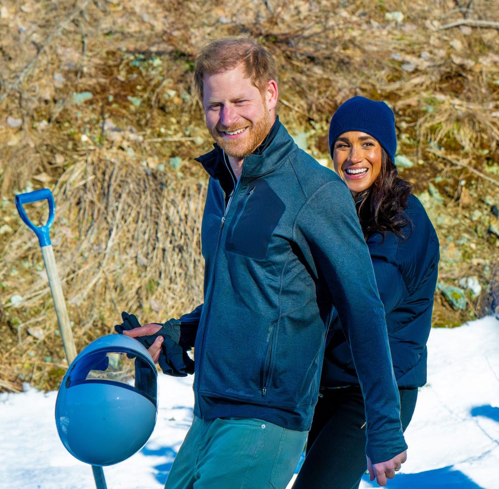 los duques de sussex con ropa de invierno en canada