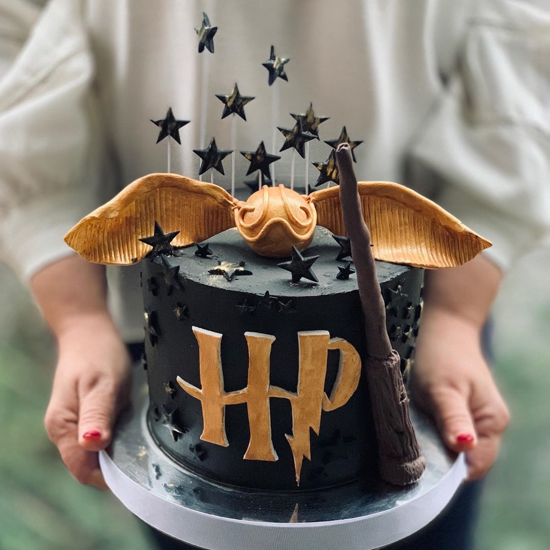 15 Magical Harry Potter Cake Ideas & Designs That Are Breathtaking | Harry  potter birthday cake, Harry potter cake, Harry potter desserts