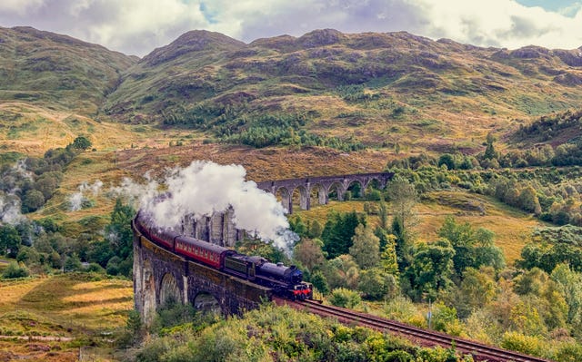 de schotse hooglanden en het glenfinnan viaduct op het traject van de west highland line ook wel de zweinstein express genoemd