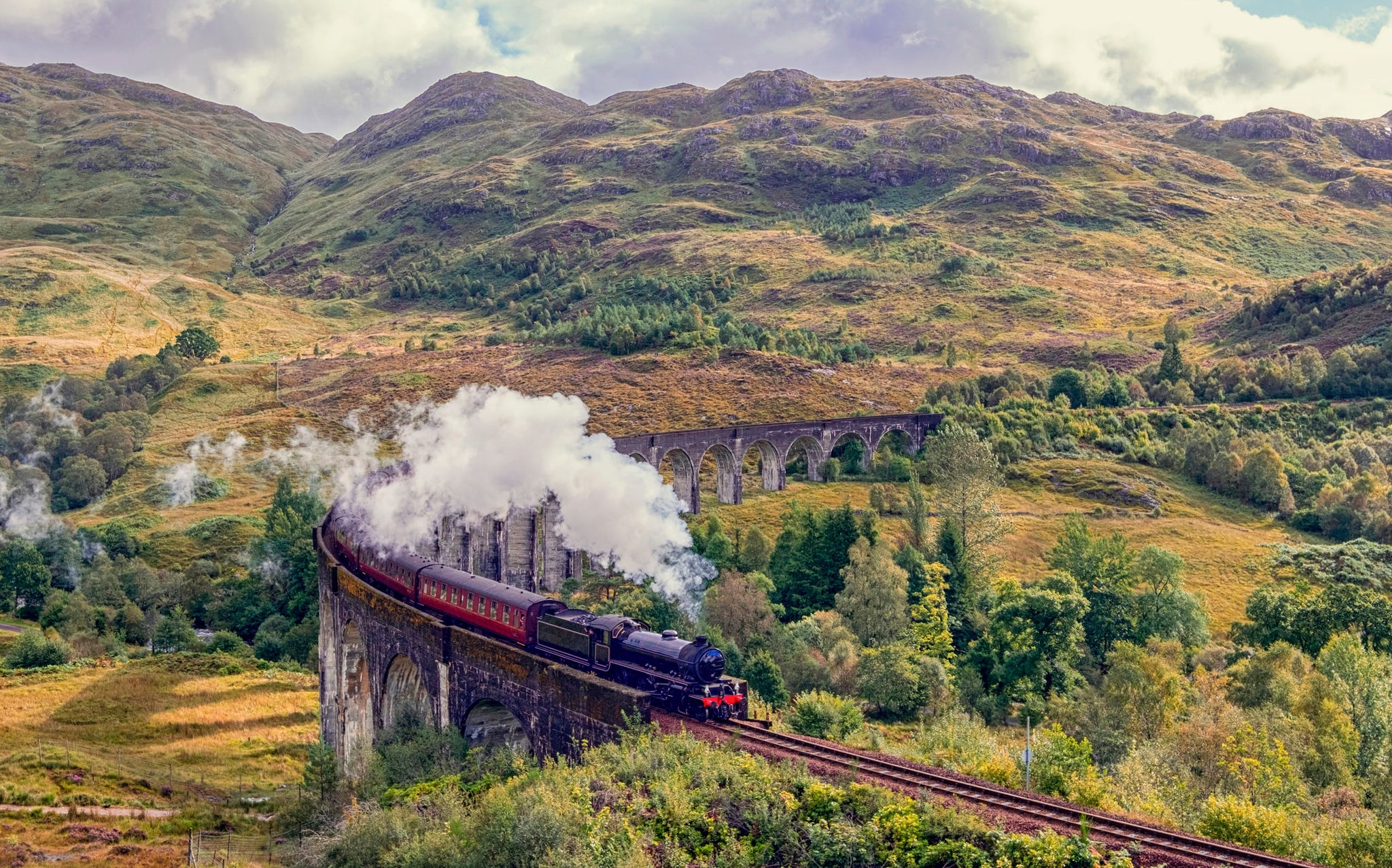 de schotse hooglanden en het glenfinnan viaduct op het traject van de west highland line ook wel de zweinstein express genoemd